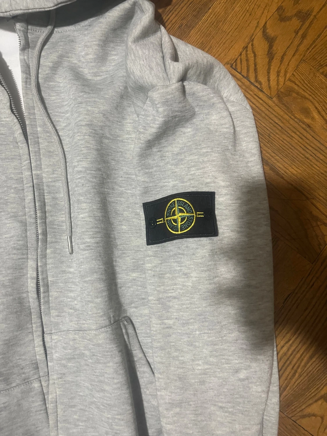 Grå hoodie från Stone Island - 2