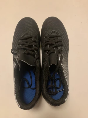 Fotbolls skor Kipsta strl 40 - Fotbolls skor utomhus i storlek 39,40