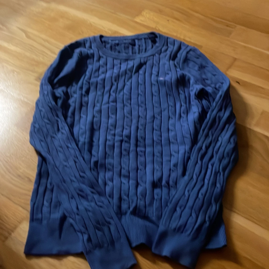 Marinblå kabelstickad tröja från GANT