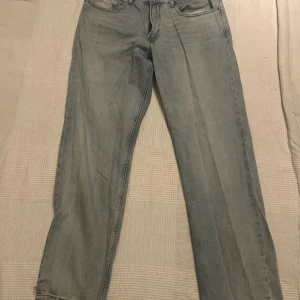 Ljusblå jeans från Vailent, storlek L - Säljer ett par ljusblå jeans från Vailent i storlek L. Klassisk femficksmodell med raka ben och normal passform. Jeansen har en enkel design utan slitningar eller mönster, och är tillverkade i mjukt denimtyg med orangea sömmar. Skulle säga att de passar som 32 i midjan