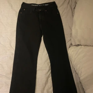 Jeans Bikbok W25L32 - Säljer ett par nya jeans från Bikbok. Low waist straight jeans. Storlek waist 25, length 32. Nypris 699, säljer för 100kr. 