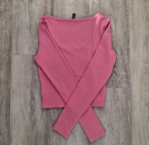 H&M Divided Rosa långtröja Storlek S - Säljer en rosa långärmad topp från H&M Divided. Toppen är ribbad med rundad halsringning .  Storlek S, Mycket sparsamt använd.