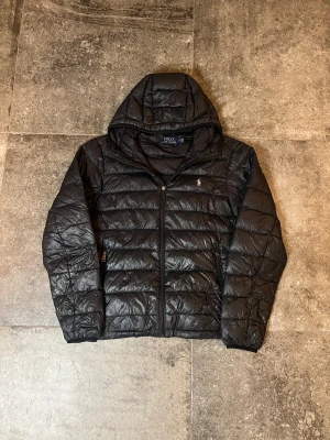 Ralph Lauren Jacka - Överskön raffe jacka perfekt nu t vintern, strlk M i riktigt bra skick bortsett från att flärparna till zippen har åkt av, finns däremot att köpa nya på panduro så det är lättlöst🫡👏