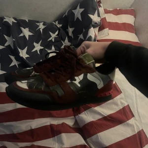 Valentino rockrunner  - Valentino rockrunner Storlek 43. Skick 7/10 Pris 1899kr. Skorna är självklart äkta!🫵🏽✅ Riktigt rare/fet colorway 