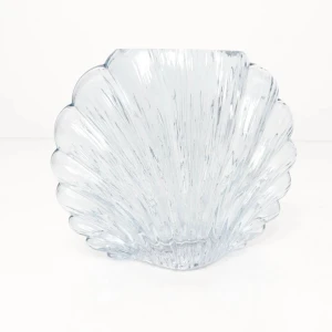 Elegant glasvas i form av ett snäckskal 🐚 - Perfekt för snittblommor, torkade växter eller som en vacker inredningsdetalj. Reflekterar ljuset fint och ger ett lyxigt, stilrent uttryck. I mycket fint skick – inga sprickor eller nagg.  ✨ Passar både modern, klassisk och skandinavisk inredning.  #vas #glasvas #snäckskal #inredning #hemdekor #dekor #glasdesign #vintage #retro #stilrent #skandinaviskdesign #interiör #prydnad #vintedfynd #blomvas #vase #glassvase #seashell #homedecor #interior #scandinaviandesign #decor #minimalist #vintagehome