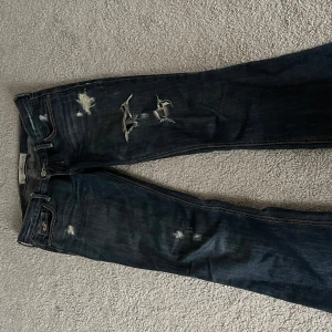 Mörkblå bootcut jeans från Hollister - Intressekoll på mina mörkblå bootcut jeans från Hollister med slitna detaljer 💗💗lämna gärna prisförslag❤️innerbenslängden är 71 cm och midjemåttet 38
