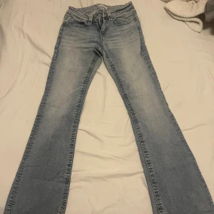 Lågmidjade jeans - Säljer mina gamla favoritjeans då de inte passar mig längre. Inga defekter, bara lite slitna längst ner efter att ha släpat i marken. Annars i fint skick🫶🏻Pris kan diskuteras!