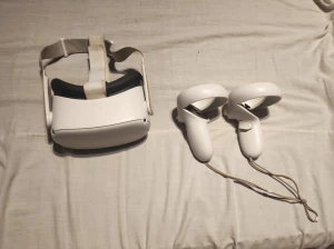 Oculus Quest 2 VR-headset - Oculus Quest 2 VR-headset med två handkontroller. Allt i vitt utförande och ser ut att vara i gott skick med endast mindre tecken på användning. Perfekt för trådlös VR-upplevelse hemma. Inga synliga defekter eller större slitage.