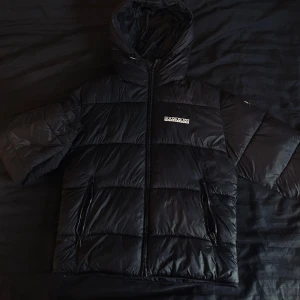 Vinterjacka napapijri - Säljer min vinterjacka då jag fått en ny! Vid intresse är det bara att skriva, kan gå ner i pris vid snabb affär!