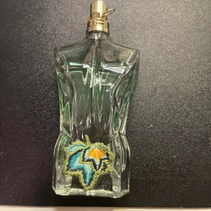 Jean Paul Gaultier Le Beau paradise garden 35ml kvar  - Cool parfym med unik flaska i form av en manlig torso och färgglada detaljer. Kommer i snygg förpackning med blommigt mönster. Perfekt för dig som vill sticka ut och addera en trendig touch till din stil.