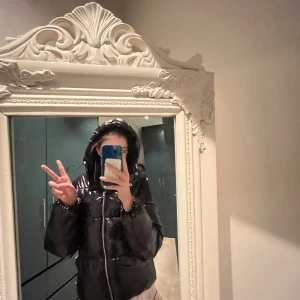 Svart pufferjacka från Nelly XS - Säljer en glansig svart pufferjacka från Nelly i storlek XS. Jag hade den förra året lite under vintern men den har inga skador p sig 💕 ser ut som ny