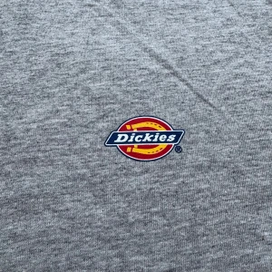 Dickies t-shirt - Grå dickies t-shirt i fint skick. Storlek L, skriv vid frågor 🙏