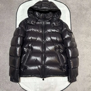  Moncler Maya  - Moncler Maya i size 3/m-L, skick 9/10 som ny, kvitto samt dustbag medföljer vid köp, ny årsmodell/ 2022, nypris 18000kr, vid funderingar hör av er.