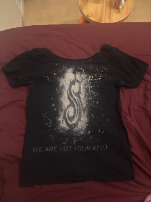 Slipknot Tshirt - En slipknot tröja med avklippt neckline i storlek S. Köptes från bluefox. Skriv om ni har frågor☺️