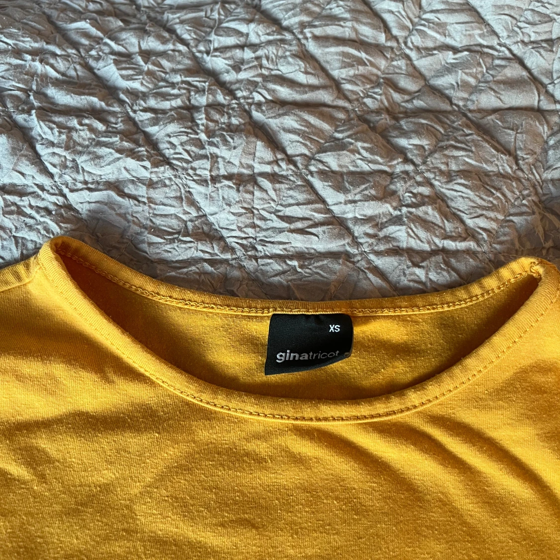 Gul t-shirt från Gina Tricot XS - 1