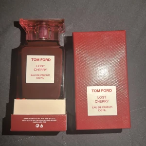 Tom Ford Lost Cherry 100ml - Tom Ford Lost Cherry Eau de Parfum, 100 ml. Snygg röd förpackning och flaska. Tillverkad i USA. Perfekt för dig som vill sticka ut med en exklusiv parfym från ett trendigt varumärke.
