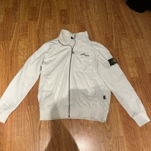 Vit overshirt från Stone Island - Tjena! Säljer nu min stone Island overshirt ganska bra skicka! Skriv om ni har några frågor