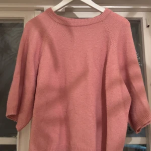 Rosa stickad tröja - Använd ca 3 gånger i väldigt bra skick 