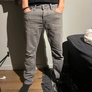 Gråa lee jeans - Säljer ett par gråa lee jeans, knappt använda. Dom är i modellen daren zip fly (straight/slim jeans). Storlek W30 L32. Hör av er vid frågor!