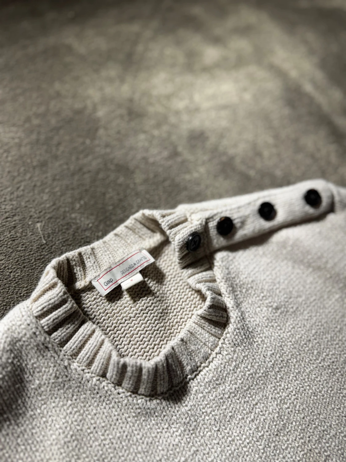 Beige stickad tröja med knappar - 1