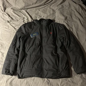  Polo Ralph Lauren jacka - Nu säljer jag min Polo Ralph Lauren jacka för den inte kommer till användning längre. Den är svart i storlek M. Jackan är gjord av polyester så den håller värmen bra. Den går också att packa ihop till en liten påse som kan vara väldigt praktisk. När du köper jackan så får du med prislappen. Nypris 4295kr mitt pris 2295kr. Kom gärna med pris förslag. Har du några funderingar så är det bara att fråga❇️
