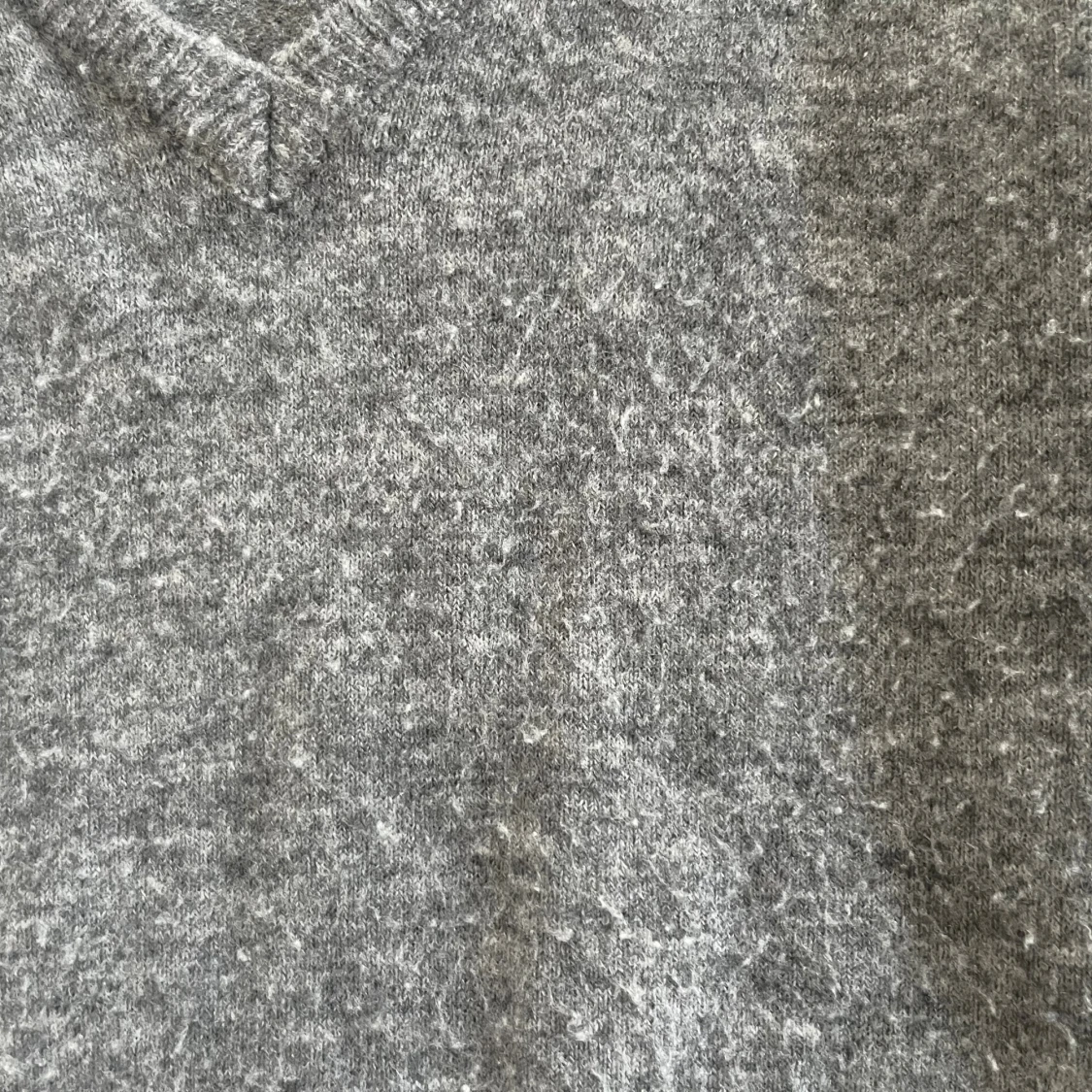 Grå stickad v-ringad tröja  - 4