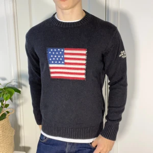 Gant tröja L  - Gant tröja svart L, inga defekter. Modellen är 180 cm 75 kg! Väldigt trevlig, grov stickad och sitter väldigt bra! Färg, grå / svart / mörkblå