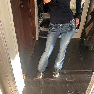 Blå bootcut jeans låg midja - Snygga blå jeans med bootcut och låg midja. Ljus tvätt och är tillverkade i jeansmaterial med en skön passform. Säljer för att de är lite fler korta för mig och jag behöver spara pengar ❤️använd en gång❤️ köpte för 399kr nytt.