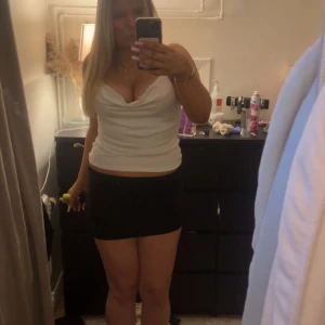 Vitt fest linne med öppenrygg - Säljer min vitta fest topp med öppenrygg den är jötte fin och passar med det mesta 