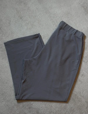 Kostymbyxor med resårmidja - Kostymbyxor av väldigt mjukt och skönt material som inte kan bli skrynkligt