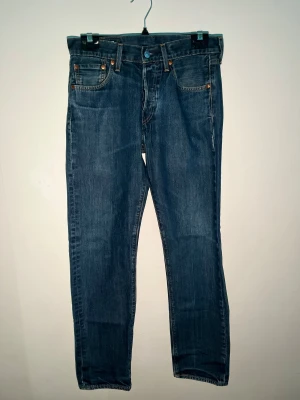 Levi's jeans blå - Levis jeans i mycket bra skick, skriv pm vid intresse  Storlek: 28,32