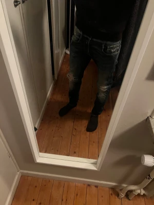 Replay jeans Anbass - Säljer ett par extremt feta replays jeans i skick 6/10 skulle ja säga har försökt laga dom men blev inte som tänkt. Sjukt fet tvätt på dessa o ja tveka inte på o fråga. pris är diskuterbart //g0