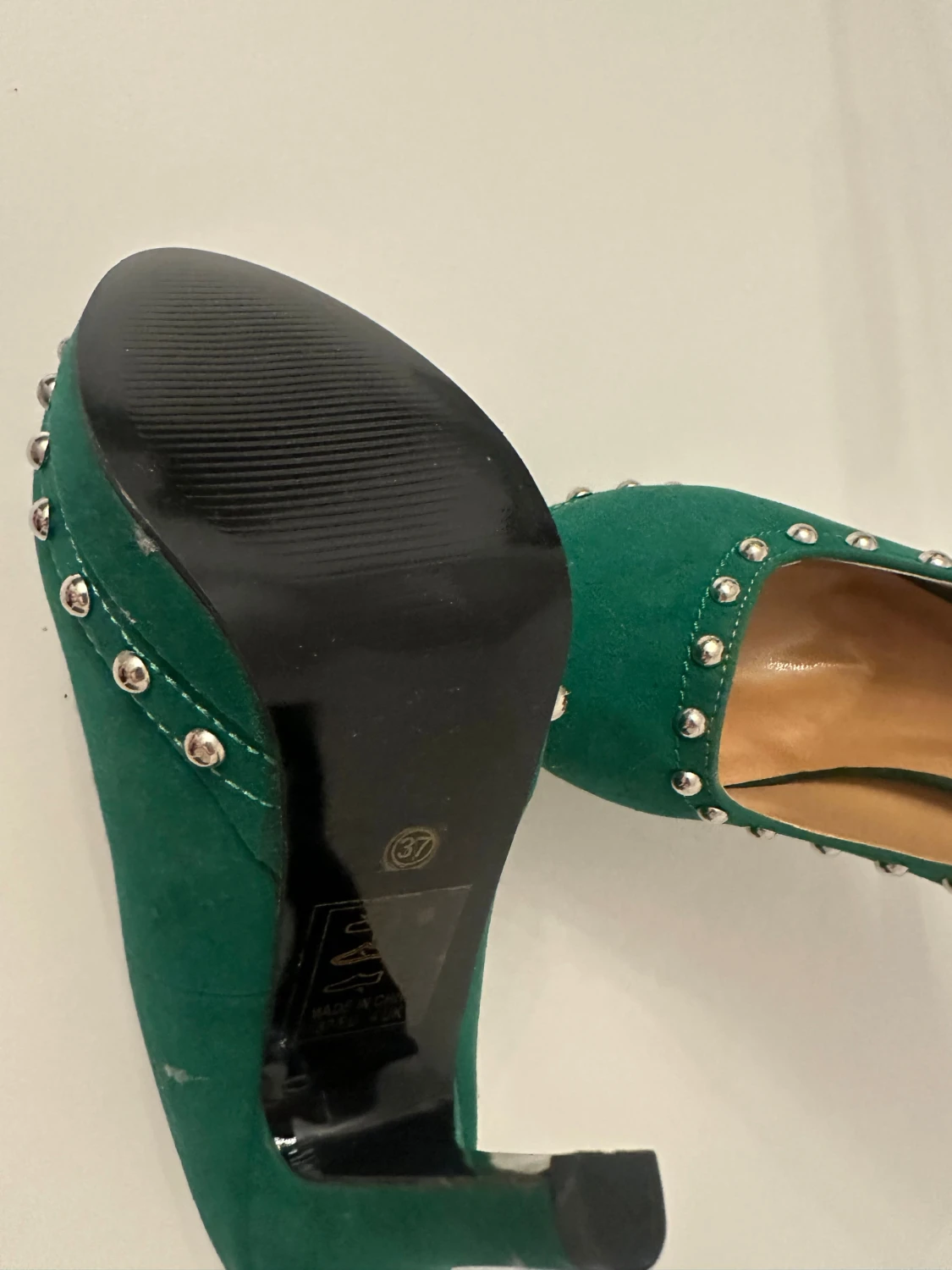 Gröna pumps med nitar och hög klack - 2