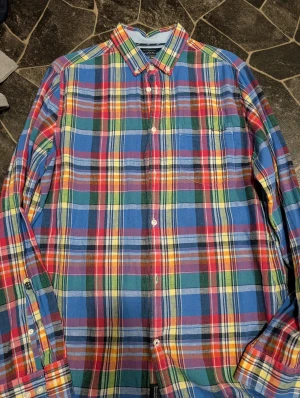Rutig skjorta från Bondelid, L - Färgglad rutig skjorta från Bondelid i storlek L. Skjortan har klassisk krage, bröstficka och knäppning framtill. Tillverkad i en skön mix av linne och bomull, perfekt för dig som gillar en avslappnad men ändå stilren look.