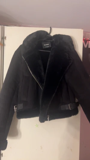 Svart pälsjacka - Svart mysig pälsjacka🩷