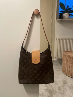 Brun axelväska  - Fin axelväska som får plats med mycket och har ett extra litet fack inuti, jätte bra skick. Säljer då den inte kommer till användning tyvärr 