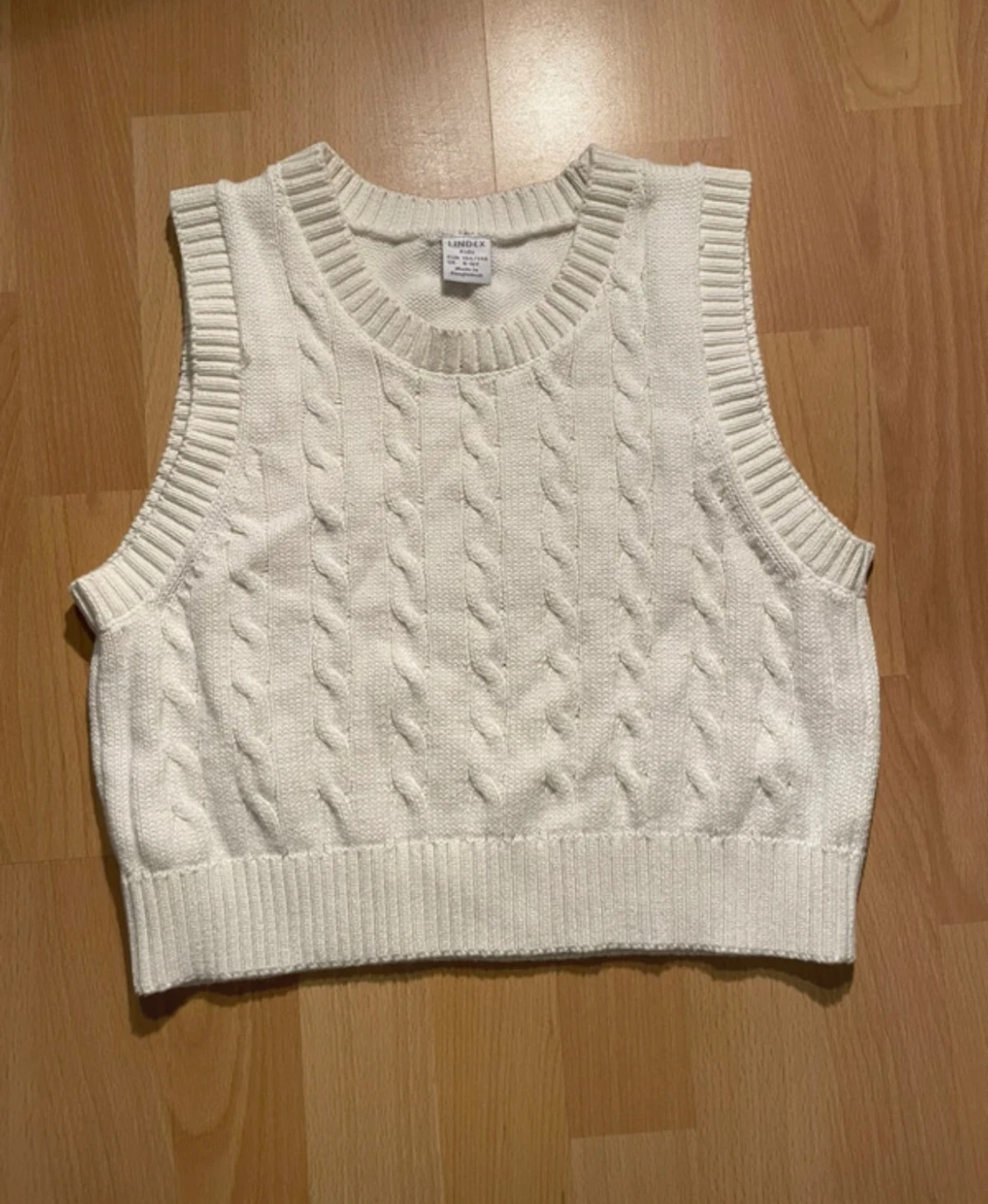 Vit kabelstickad väst från Lindex