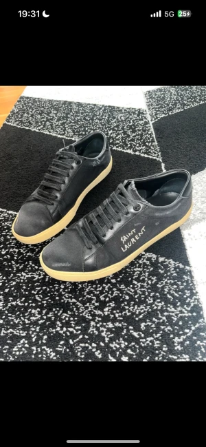 Ysl Skor - Skick 7/10, skorna är limmade vid fram sidan men sitter väldigt bra. Lite slitet här och där, men fortfarande i bra skick. Box och sånt medföljer, endast 1899.