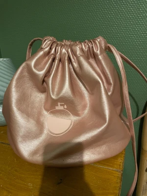 Rosa necessär med snörning - Säljer en necessär från GlowID. Stor rosa fin😊 mycket bra skick, bara förvarat oöppnade produkter 