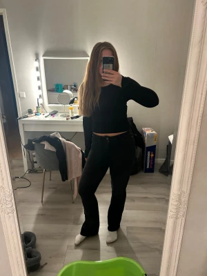 Svarta bootcut jeans från ONLY - Använda 1 gång och köpte dem för 549 kr. Säljer ett par svarta jeans från ONLY med bootcut passform. Jeansen har klassisk femficksdesign, knapp och dragkedja fram samt bälteshällor. Materialet är stretchigt denim som sitter snyggt och bekvämt. Perfekt för dig som gillar en stilren look.