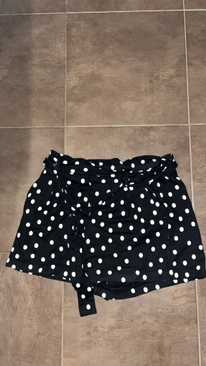 Prickiga shorts - Pricka shorts, ser ut som en kjol nästan. Supersöt. Inga defekter! 