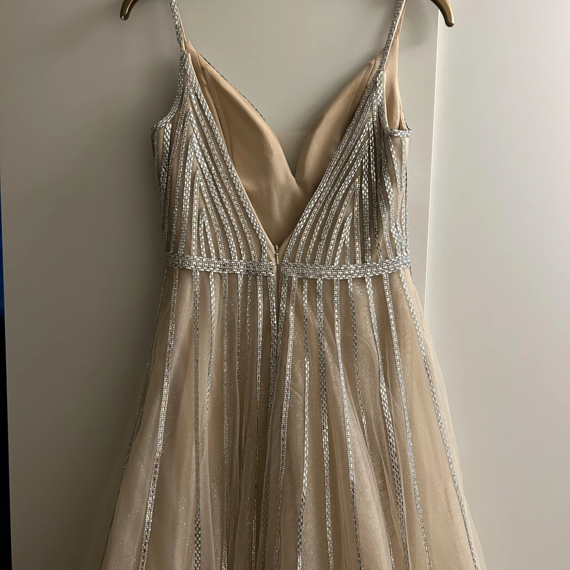 Champagnefärgad långklänning med glitter - 1