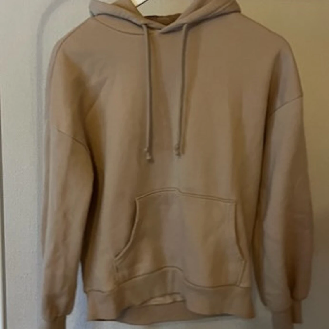 Beige hoodie med huva och ficka