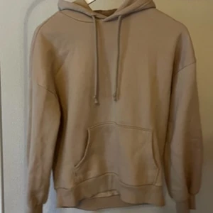 Beige hoodie med huva och ficka - Snygg beige hoodie med stor känguruficka framtill och justerbar snörning i huvan. 