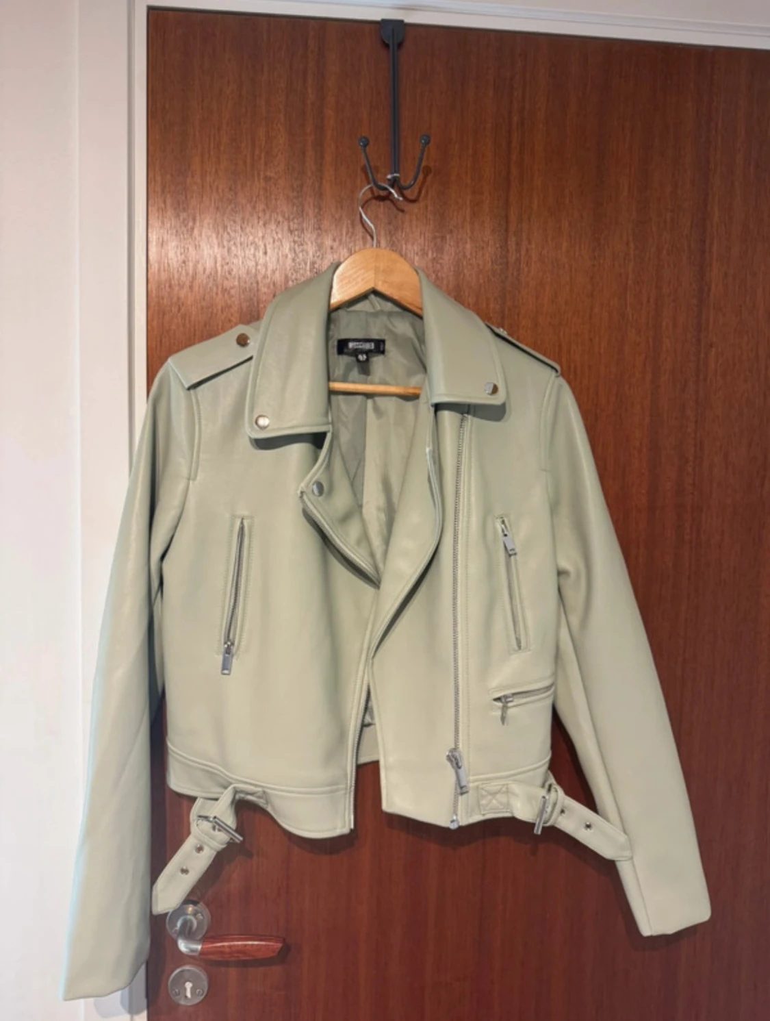 Ljusgrön skinnjacka från Missguided