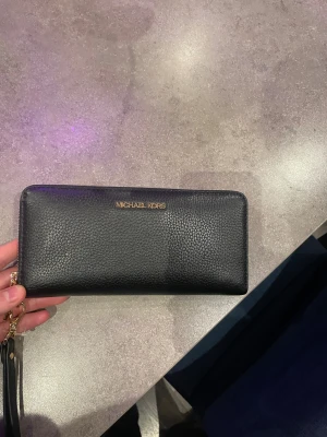 Svart plånbok Michael Kors  - Stilren svart plånbok från Michael Kors till salu