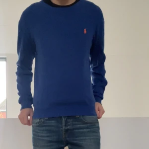 Blå Ralph Lauren tröja  - Säljer en sjukt fet stickad tröja från Ralph Lauren i färgen blå. Tröjan är i bra skick då den har tagits väl hand om och sitter i strl M fast den är egentligen i strl L. Hör gärna av er vid frågor elr funderingar!!