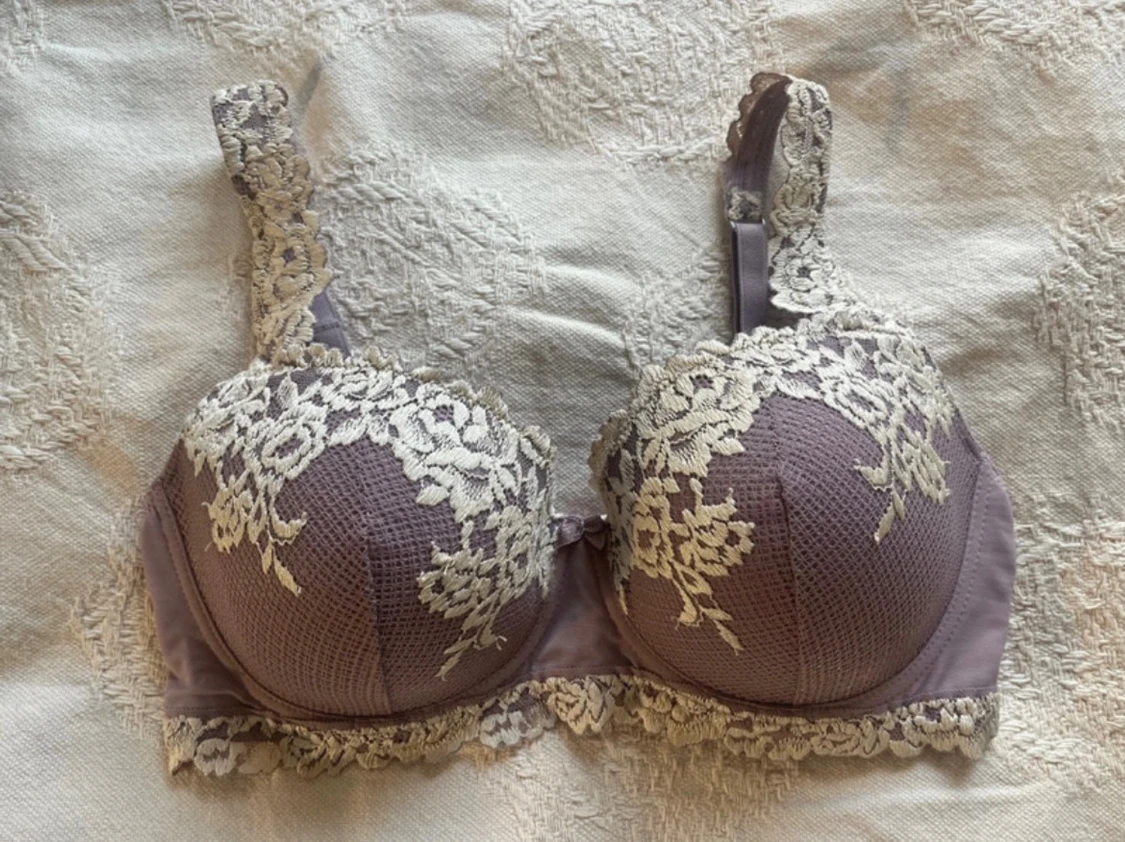 Lila bh med spetsdetaljer