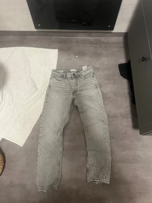Jack & Jones jeans - Knappt använda Jack and Jones jeans, blivit för små för mig, har lite loose stil på dem men sitter riktigt bra. Nypris ca 990kr, Pris just nu 370-450kr, perfekt till julklapp nu till julen. 28 W 30 L