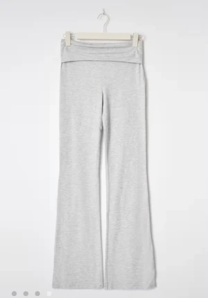 Grå yoga pants - Supermjuka ljusgrå mjukisbyxor med bootcut och låg midja. Endast använd några gånger. Älskar dom men säljer pågrund av att jag köpte för små. 